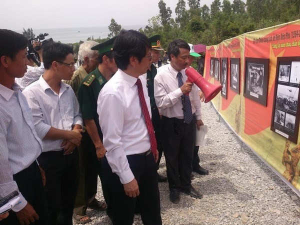 Photo exhibition featuring Dien Bien Phu victory in Quang Binh - ảnh 1