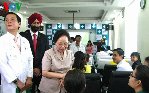 Vice President Nguyen Thi Doan presents gifts at Hoan My Da Nang Hospital  - ảnh 1