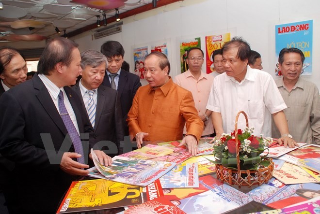 Vietnam’s 2015 Spring Newspaper Festival in Laos - ảnh 2