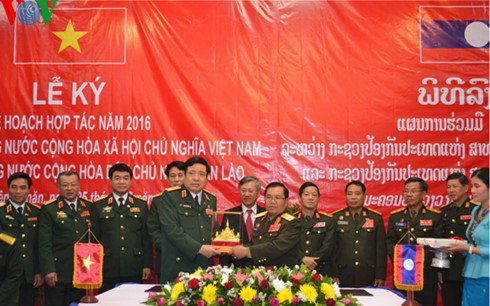 Vietnam Defense Minister visits Laos - ảnh 1