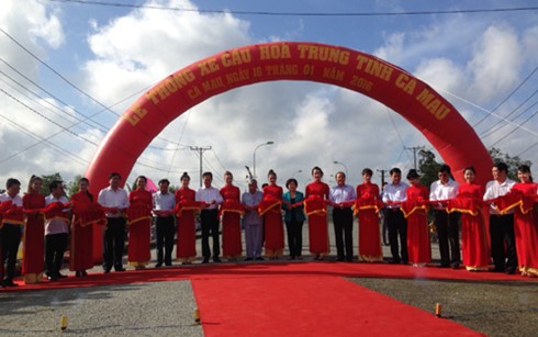 Open trial of road connecting Ca Mau city with Vietnam’s southernmost cape - ảnh 1