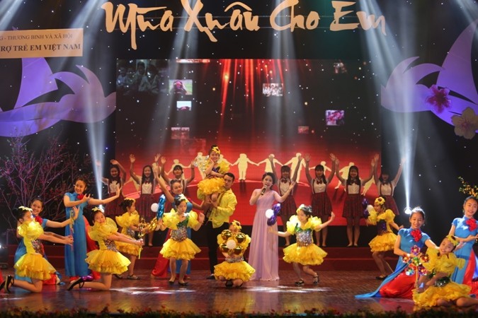 Art performance to raise funds for children  - ảnh 1