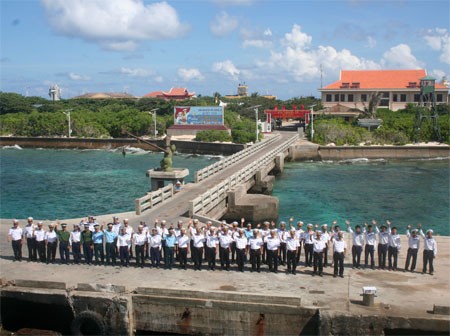 Truong Sa island district welcomes 12th National Party Congress - ảnh 1