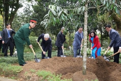 Party leader pays tribute to President Ho Chi Minh - ảnh 2