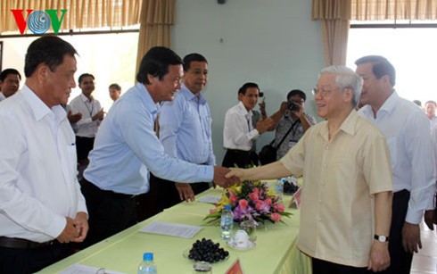 Party leader visits Duc Hoa Dong commune - ảnh 1