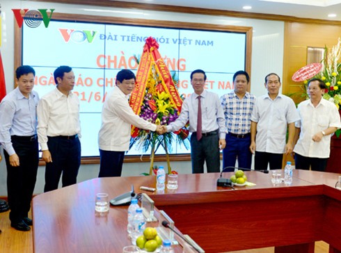 Head of Central Communication and Education Commission congratulates media agencies - ảnh 1