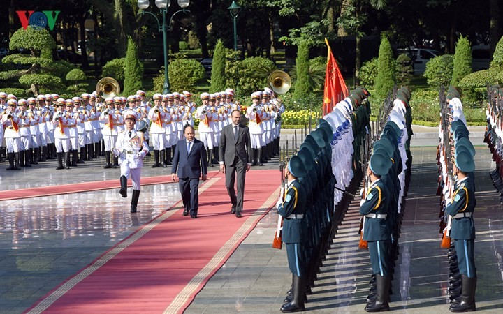 阮春福主持隆重仪式欢迎法国总理访越 - ảnh 1