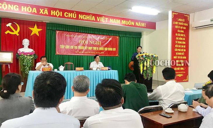 阮氏金银与芹苴市宁桥郡选民进行接触 - ảnh 1