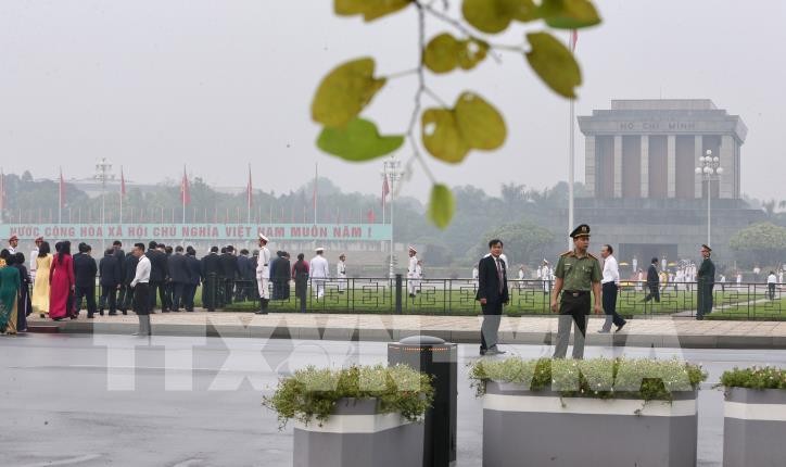 从5月12日起开放接待游客入陵瞻仰胡志明主席遗容 - ảnh 1