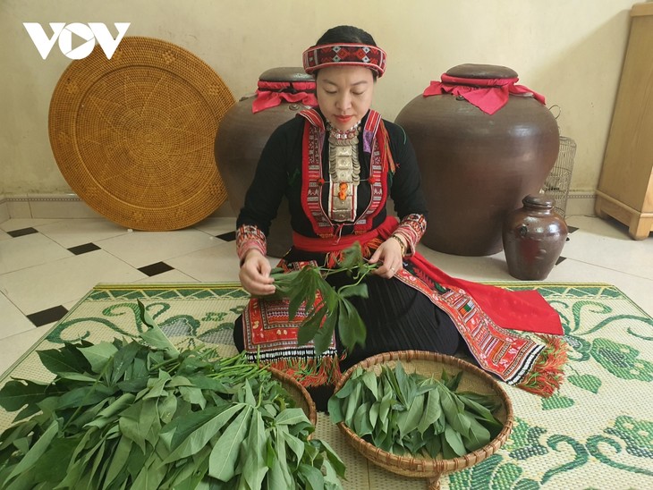 红瑶族同胞质朴而又美味的腌木薯叶 - ảnh 1