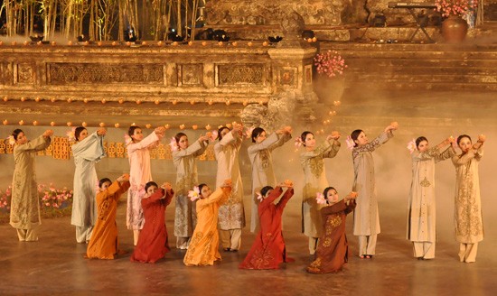 Das Hue Festival 2012 mit der Präsentation der vietnamesischen Trachten Ao Dai - ảnh 11