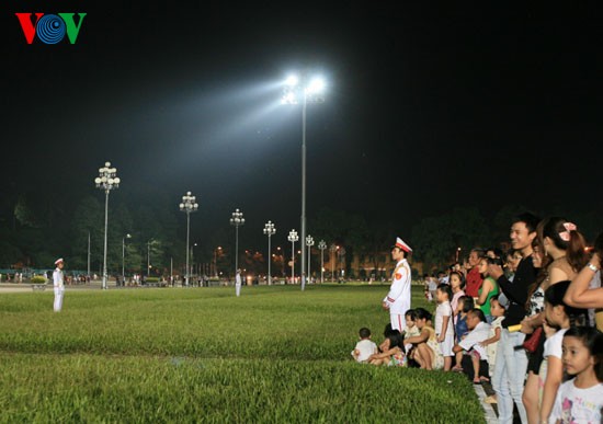 Einholen der Flagge am Ho Chi Minh Mausoleum - ảnh 8