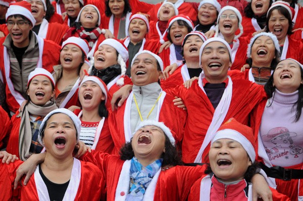 Weihnachtsmänner beim Lachwettbewerb in Hanoi - ảnh 4