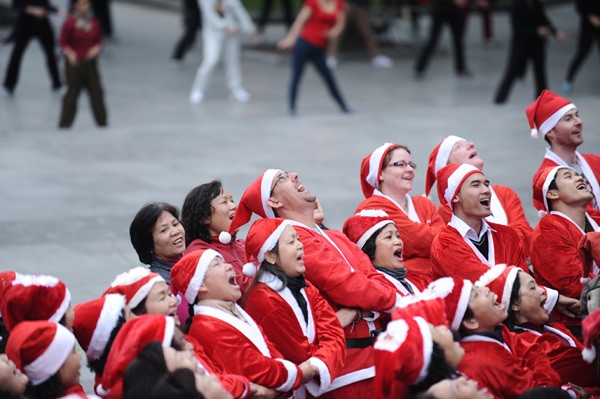 Weihnachtsmänner beim Lachwettbewerb in Hanoi - ảnh 6