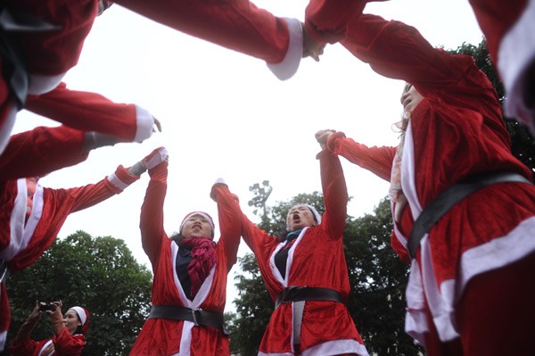 Weihnachtsmänner beim Lachwettbewerb in Hanoi - ảnh 7