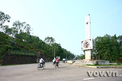 Der Juli in der Kreuzung Dong Loc - ảnh 1