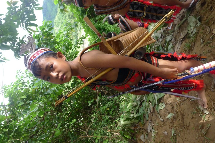 Kunst bei der Herstellung des Bogens und -schießens der Co Tu - ảnh 1