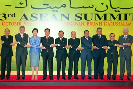 Premierminister Nguyen Tan Dung nimmt am ASEAN-Gipfel teil - ảnh 1
