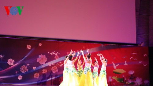 Vietnamesen in Frankreich feiern Tetfest - ảnh 1