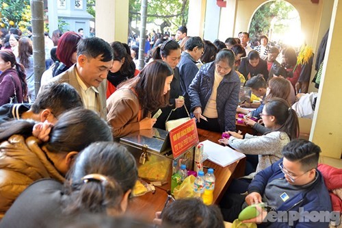 Besucher im Tempel Tay Ho nach dem Tetfest - ảnh 15