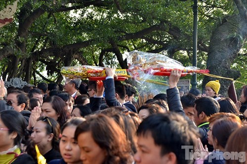 Besucher im Tempel Tay Ho nach dem Tetfest - ảnh 4