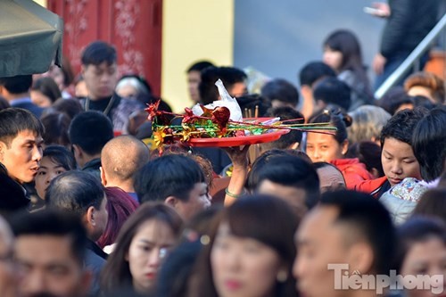 Besucher im Tempel Tay Ho nach dem Tetfest - ảnh 5