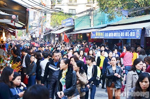 Besucher im Tempel Tay Ho nach dem Tetfest - ảnh 8