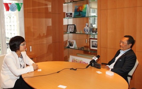 Franzosen mit vietnamesischer Abstammung begleiten Hollande beim Vietnam-Besuch - ảnh 1