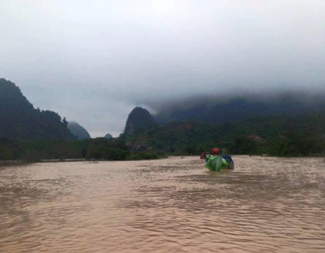 Überflutungen in Zentralvietnam - ảnh 13