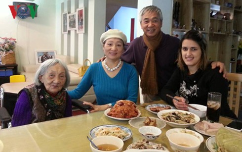 Ausländer feiern Tetfest in Vietnam - ảnh 1