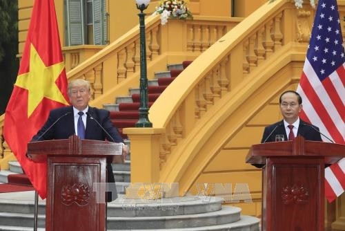 Staatspräsident Tran Dai Quang und US-Präsident Donald Trump geben Pressekonferenz ab - ảnh 1