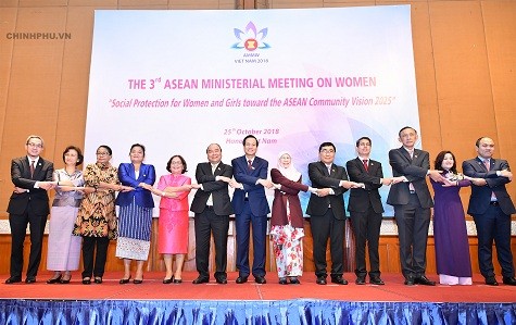 Premierminister Nguyen Xuan Phuc betont die wichtige Rolle der Frauen und Mädchen beim Aufbau der ASEAN-Gemeinschaft - ảnh 1