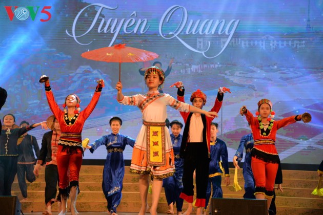 Eröffnung des Festivals der Kultur, des Sports und des Tourismus der verschiedenen Volksgruppen im Nordosten Vietnams - ảnh 12