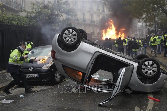 Frankreich setzt Steuererhöhung für Kraftstoff vorerst aus - ảnh 1