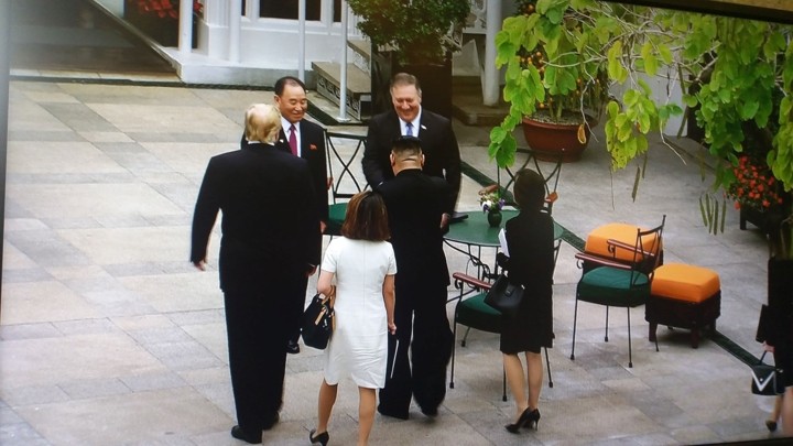 Fotos von US-Präsident Donald Trump und Nordkoreas Staatschef Kim Jong un beim Gipfeltreffen in Hanoi - ảnh 9