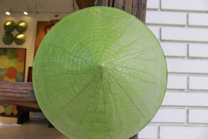 Junger Mann aus Hue stellt Kegelhüte aus Lotusblättern her - ảnh 1