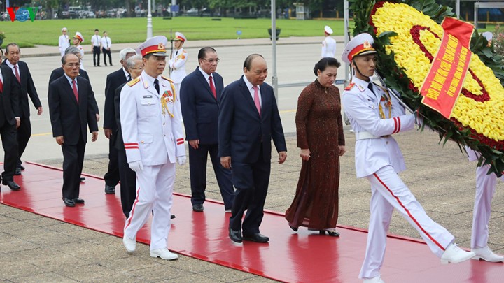 Vietnamesische Spitzenpolitiker besuchen Ho Chi Minh-Mausoleum in Hanoi - ảnh 1