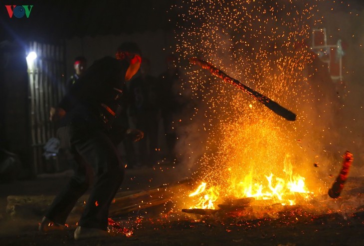 Feuer-Sprung-Fest der roten Dao in der Provinz Dien Bien - ảnh 1