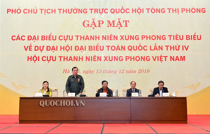 Vizeparlamentspräsidentin Tong Thi Phong trifft Vertreter ehemaliger junger Helfer im Krieg - ảnh 1