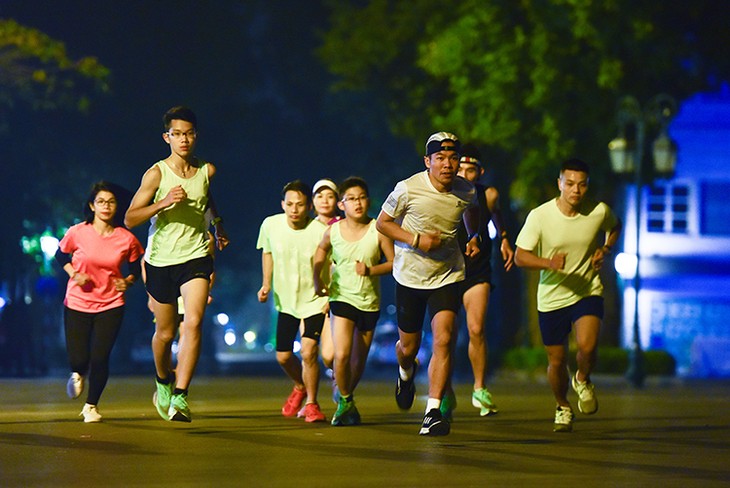 Ende des Kartenvorverkaufs für Teilnahme an Nachtmarathon in Hanoi - ảnh 1