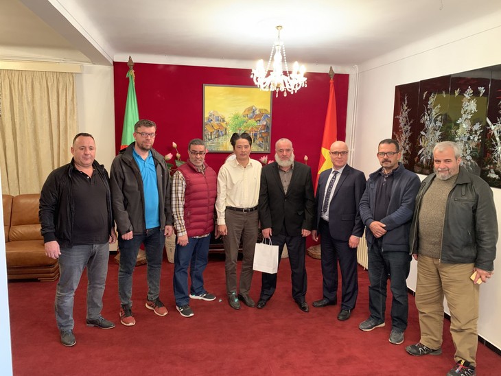 Vietnamesischer Botschafter in Algerien trifft Vertreter der traditionellen Kampfsportarten - ảnh 1