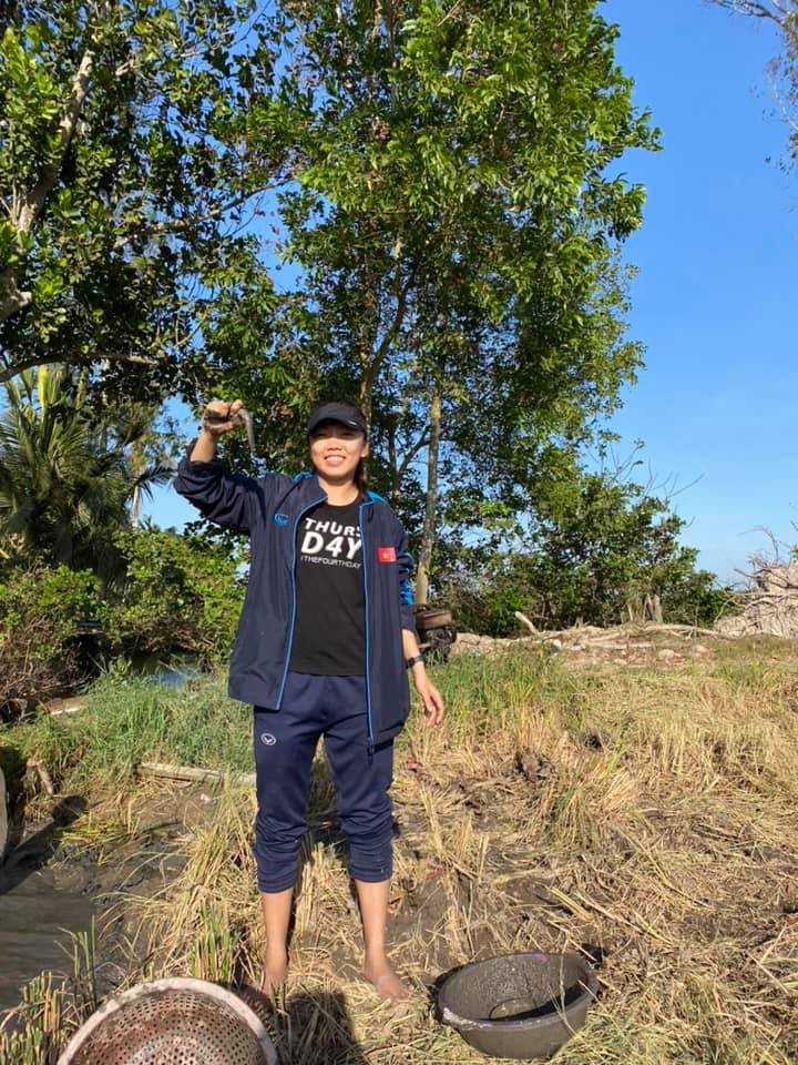 Spielerin der vietnamesischen Frauenfußballmannschaft Huynh Nhu hilft ihrer Familie bei Versalzung durch Meereswasser - ảnh 1