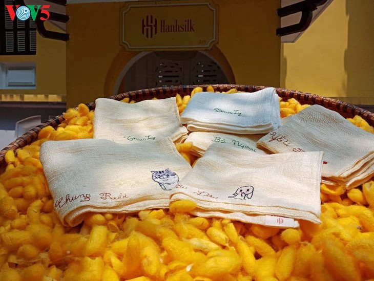 Kinder informieren sich über traditionelle Dui-Seiden Vietnams - ảnh 14