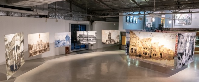 Ausstellung aus alten Kleidungen - ảnh 1