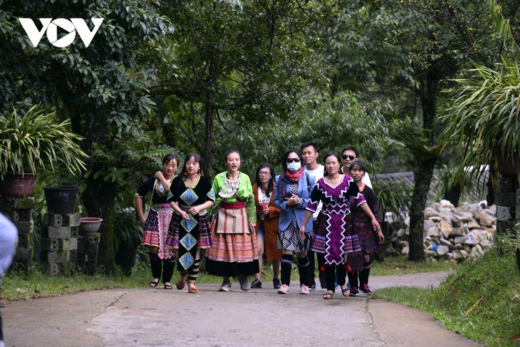 Friedliches Leben der Mong am Berg von Son Bac May - ảnh 5