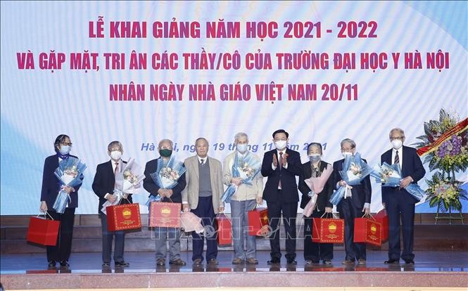 Parlamentspräsident Vuong Dinh Hue trifft Dozentinnen und Dozenten der Medizin-Hochschule Hanoi - ảnh 1