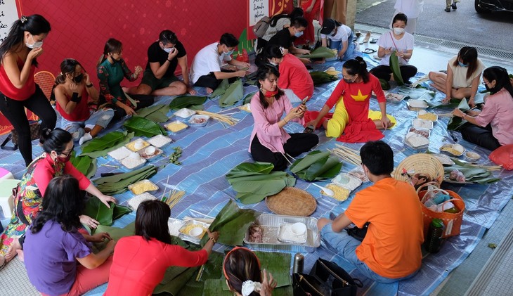 Wettbewerb zum Wickeln von Chung-Kuchen der Vietnamesen in Singapur - ảnh 1