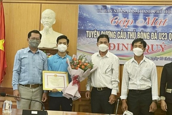 Hoi An würdigt U23-Fußballer Dinh Quy - ảnh 1