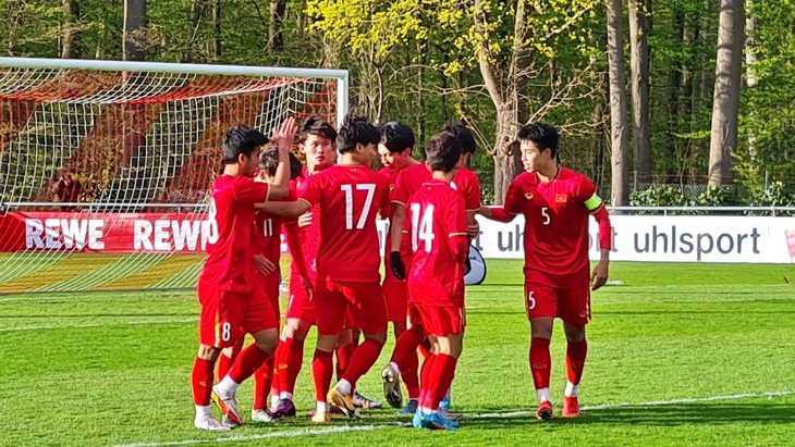 Vietnamesische Fußballauswahl der U17 siegt zum 2. Mal hintereinander in Deutschland - ảnh 1