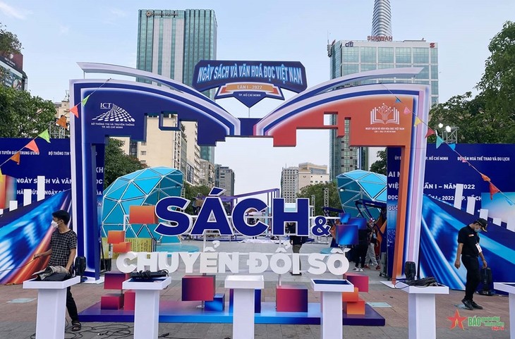 Viel Aktivitäten am Tag der Bücher und der Lesekultur - ảnh 1